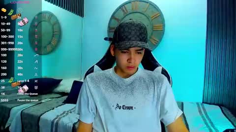 Snapshot of mike_0233 chatting on 02-20-25, 04:07 Mike 0233 online show from 02-20-25, 04:07