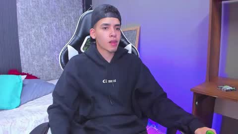 Snapshot of mike_0233 chatting on 03-06-25, 03:57 Mike 0233 online show from 03-06-25, 03:57