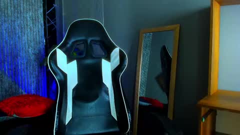 Snapshot of mike_0233 chatting on 03-11-25, 07:15 Mike 0233 online show from 03-11-25, 07:15