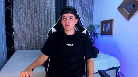 Snapshot of mike_0233 chatting on 09-17-25, 04:47 Mike 0233 online show from 09-17-25, 04:47