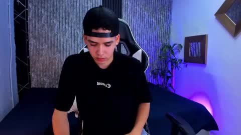 Snapshot of mike_0233 chatting on 09-18-25, 05:20 Mike 0233 online show from 09-18-25, 05:20