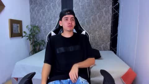 Snapshot of mike_0233 chatting on 09-24-25, 02:48 Mike 0233 online show from 09-24-25, 02:48