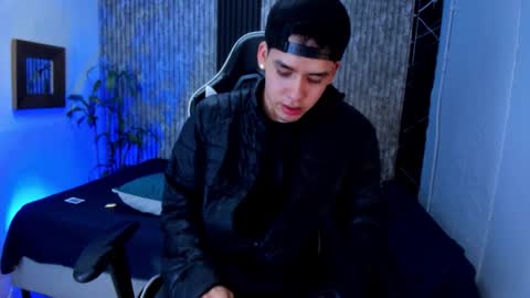 Snapshot of mike_0233 chatting on 09-28-25, 04:40 Mike 0233 online show from 09-28-25, 04:40