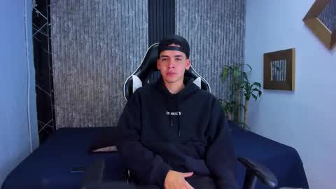 Snapshot of mike_0233 chatting on 10-04-25, 04:32 Mike 0233 online show from 10-04-25, 04:32