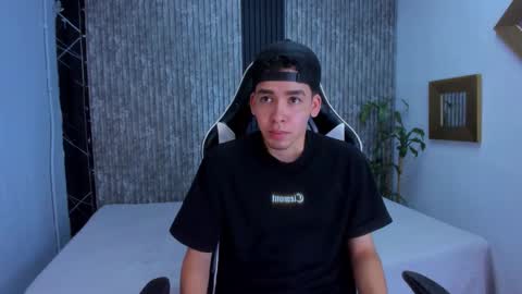 Snapshot of mike_0233 chatting on 10-07-25, 04:53 Mike 0233 online show from 10-07-25, 04:53