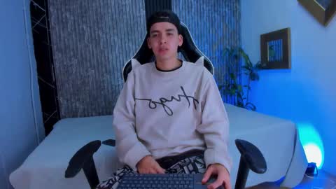 Snapshot of mike_0233 chatting on 10-08-25, 05:16 Mike 0233 online show from 10-08-25, 05:16