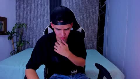 Snapshot of mike_0233 chatting on 10-10-25, 04:33 Mike 0233 online show from 10-10-25, 04:33