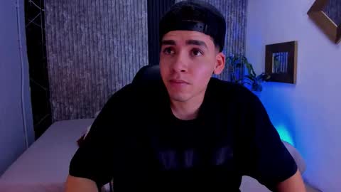 Snapshot of mike_0233 chatting on 10-11-25, 04:22 Mike 0233 online show from 10-11-25, 04:22