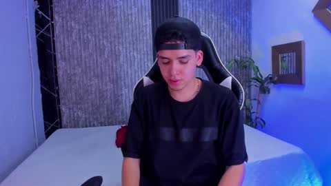 Snapshot of mike_0233 chatting on 10-15-25, 05:18 Mike 0233 online show from 10-15-25, 05:18