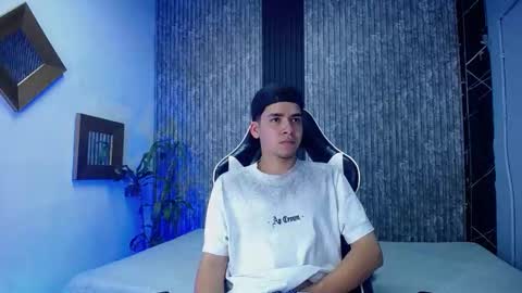 Snapshot of mike_0233 chatting on 10-16-25, 04:46 Mike 0233 online show from 10-16-25, 04:46