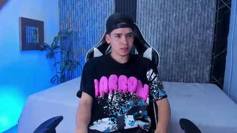 Snapshot of mike_0233 chatting on 10-17-25, 05:54 Mike 0233 online show from 10-17-25, 05:54