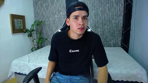 Snapshot of mike_0233 chatting on 10-19-25, 04:35 Mike 0233 online show from 10-19-25, 04:35