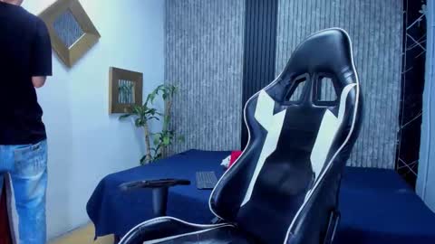 Snapshot of mike_0233 chatting on 11-12-25, 04:13 Mike 0233 online show from 11-12-25, 04:13