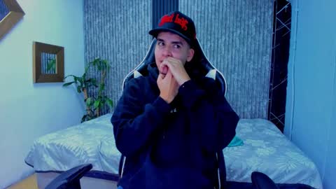 Snapshot of mike_0233 chatting on 11-16-25, 04:18 Mike 0233 online show from 11-16-25, 04:18