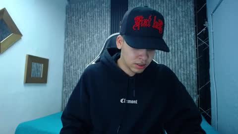 Snapshot of mike_0233 chatting on 11-21-25, 05:06 Mike 0233 online show from 11-21-25, 05:06