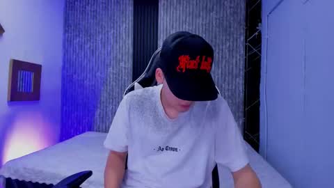 Snapshot of mike_0233 chatting on 11-25-25, 06:02 Mike 0233 online show from 11-25-25, 06:02