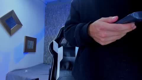 Snapshot of mike_0233 chatting on 12-02-25, 04:18 Mike 0233 online show from 12-02-25, 04:18