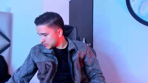 Snapshot of mike_256 chatting on 11-10-25, 11:53 Mike online show from 11-10-25, 11:53