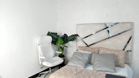 Snapshot of mike_belle chatting on 12-04-24, 10:08 Mike Belle online show from 12-04-24, 10:08