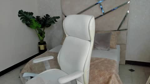 Snapshot of mike_belle chatting on 12-21-24, 01:58 Mike Belle online show from 12-21-24, 01:58