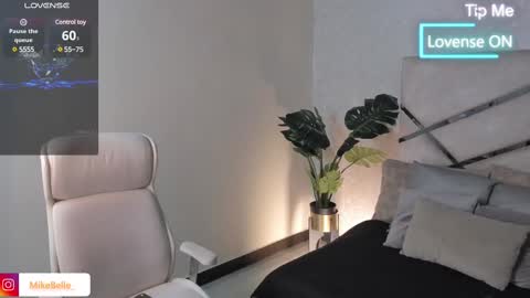 Snapshot of mike_belle chatting on 02-11-25, 12:49 Mike Belle online show from 02-11-25, 12:49