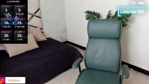 Snapshot of mike_belle chatting on 09-25-25, 08:01 Mike Belle online show from 09-25-25, 08:01