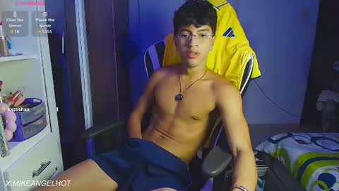Snapshot of mike_pineapple chatting on 06-21-26, 03:53 Mike Pineapple online show from 06-21-26, 03:53