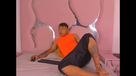 Snapshot of mikeandmoonasm chatting on 10-21-25, 12:28 mikeandmoonasm online show from 10-21-25, 12:28