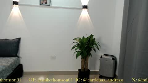 Snapshot of mikethomson01 chatting on 04-12-26, 04:06 Mike online show from 04-12-26, 04:06