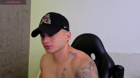 Snapshot of mikke_love chatting on 04-29-26, 02:43 MIKKE online show from 04-29-26, 02:43