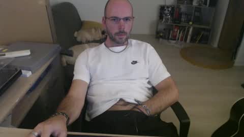 Snapshot of mikmik91 chatting on 11-19-25, 04:18 mikmik91 online show from 11-19-25, 04:18