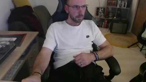 Snapshot of mikmik91 chatting on 02-10-26, 04:44 mikmik91 online show from 02-10-26, 04:44