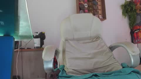 Snapshot of mila_dash chatting on 10-15-25, 01:44 Mila Dash online show from 10-15-25, 01:44