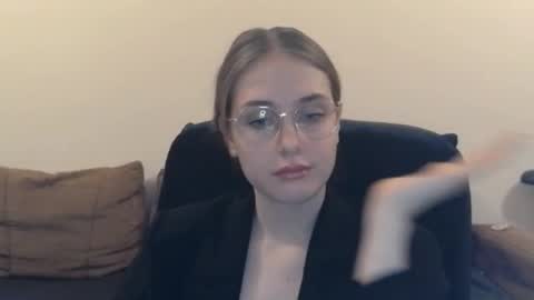 mila_keyy online show from 12-16-25, 09:53