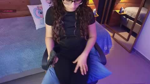 Snapshot of mila_kiitty chatting on 06-19-26, 11:25 Milena online show from 06-19-26, 11:25