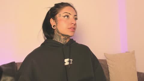 Snapshot of mila_monty__ chatting on 01-17-25, 10:33 online show from 01-17-25, 10:33