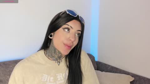 Snapshot of mila_monty__ chatting on 02-01-25, 07:15 online show from 02-01-25, 07:15