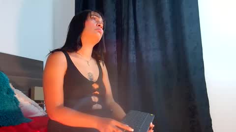 Snapshot of milahot23 chatting on 10-25-25, 04:31 mila online show from 10-25-25, 04:31