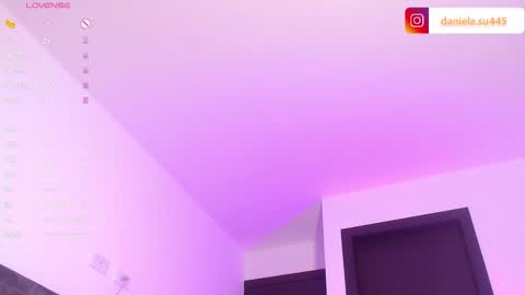 Snapshot of milan_delrey chatting on 10-21-25, 12:11 Sweet Milan online show from 10-21-25, 12:11