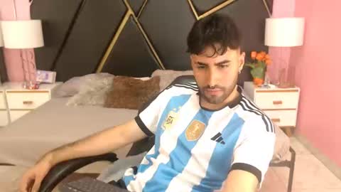 Snapshot of milanzaire chatting on 09-25-25, 09:40 milanzaire online show from 09-25-25, 09:40