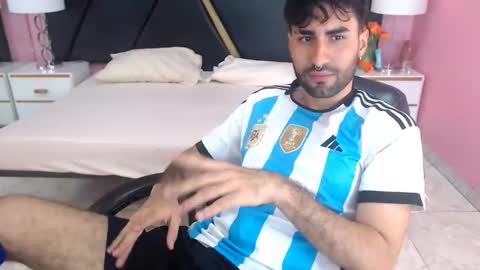 Snapshot of milanzaire chatting on 10-15-25, 12:00 milanzaire online show from 10-15-25, 12:00