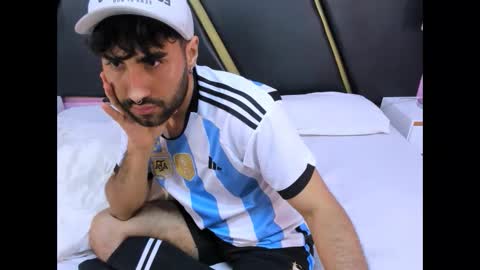 Snapshot of milanzaire chatting on 11-02-25, 08:33 milanzaire online show from 11-02-25, 08:33