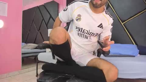 Snapshot of milanzaire chatting on 11-22-25, 10:31 milanzaire online show from 11-22-25, 10:31