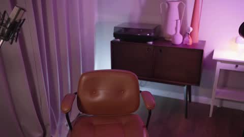 Snapshot of mileeena chatting on 12-19-24, 02:24 M Telegram mamagotachannel online show from 12-19-24, 02:24