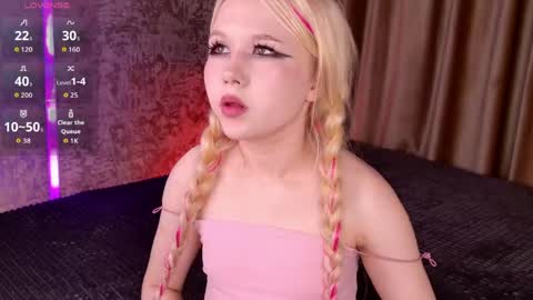 Mia online show from 04-19-26, 06:10