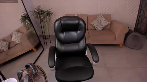 Snapshot of mileycruz_ chatting on 11-25-25, 07:25 Miley Cruz IG miley model23 online show from 11-25-25, 07:25