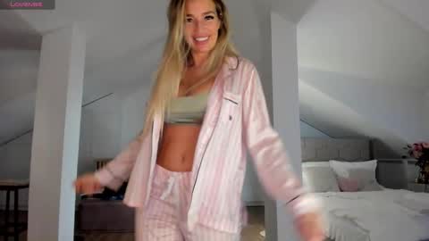 Snapshot of milfblondy chatting on 11-10-25, 11:04 Ingrid online show from 11-10-25, 11:04