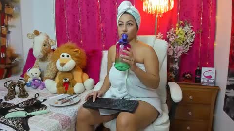 Nakary Bustamante online show from 02-08-25, 01:54