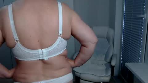 Snapshot of milfscarlette chatting on 07-03-26, 06:20 MilfScarlette online show from 07-03-26, 06:20