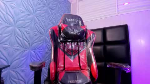 Snapshot of milk_max18 chatting on 11-11-25, 09:37 MAX online show from 11-11-25, 09:37